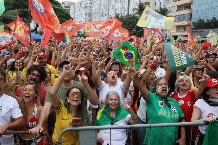 Ato em apoio à democracia e a Lula reúne milhares em Copacabana