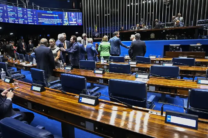 Aziz articula rito especial para levar PEC da escala 6x1 ao plenário