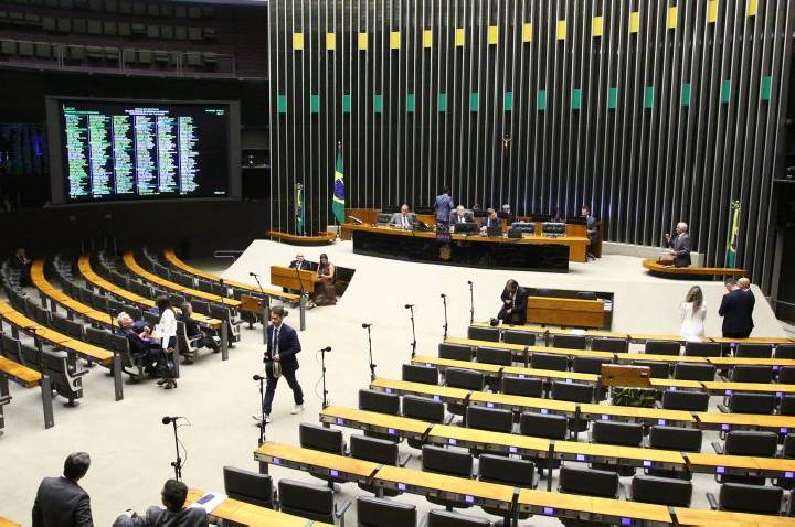 Câmara aprova MP que torna obrigatória a aprovação em exame para exercer a medicina; acompanhe