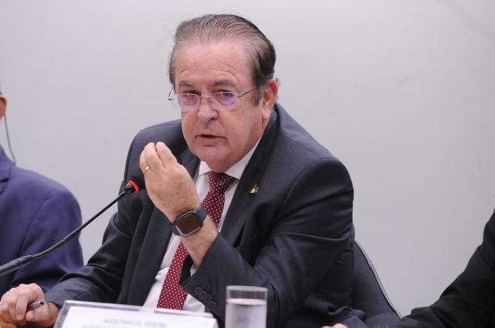 Comissão aprova projeto que autoriza extensão de estágio após conclusão de curso superior