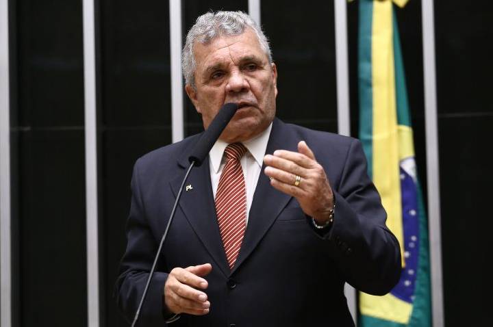 Comissão aprova projeto que proíbe armas para quem tem medida protetiva