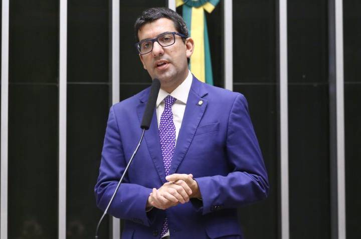 Comissão aprova redução gradual de microplásticos em cosméticos e itens de higiene
