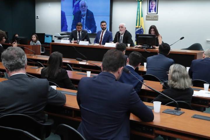 Comissão de saúde avalia estágio de retomada da produção nacional de medicamentos