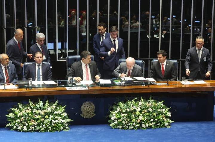 Congresso promulga o fim da escala 6x1 e aposentadoria especial para agentes de saúde