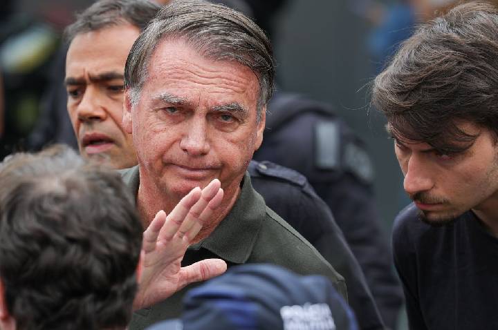 Delegado pede ao STF para ouvir Bolsonaro sobre arma apreendida