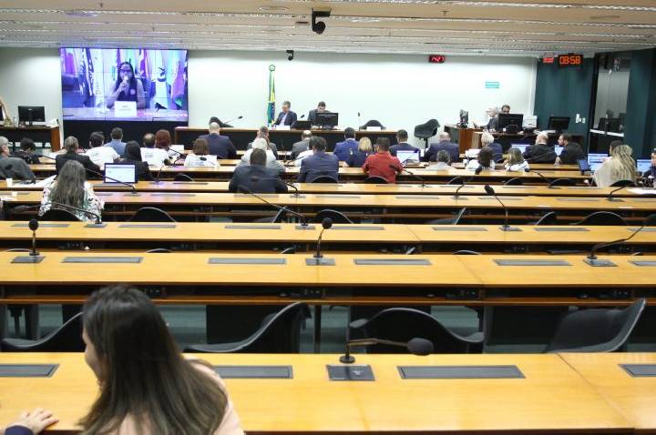 Especialistas sugerem permissão para jovens de 16 anos dirigirem com supervisão
