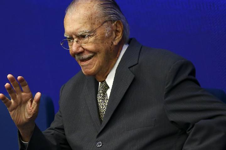 José Sarney recebe alta hospitalar após nove dias de internação