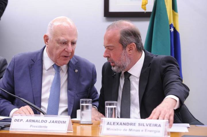 Lei do Combustível do Futuro impulsiona investimentos, avaliam debatedores