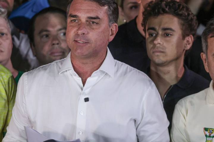 Polícia Federal cancela passaportes de Flávio Bolsonaro