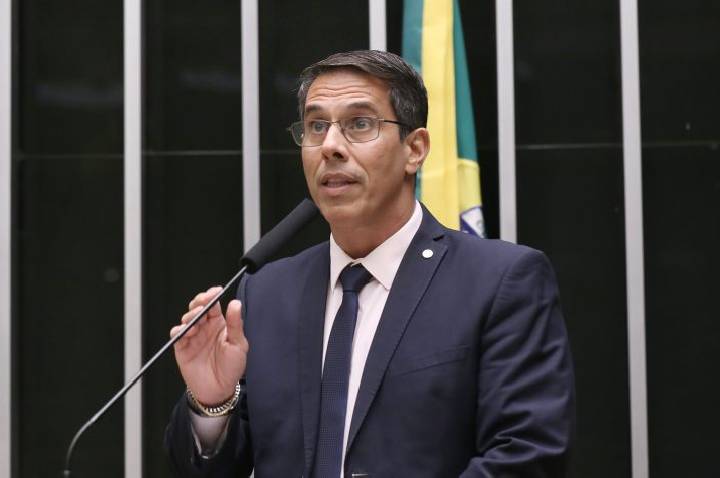 Projeto proíbe postos de gasolina de cobrarem preços diferentes para pagamentos em dinheiro ou Pix