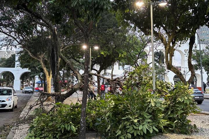 Ventania causa apagão e paralisa transportes no Rio de Janeiro