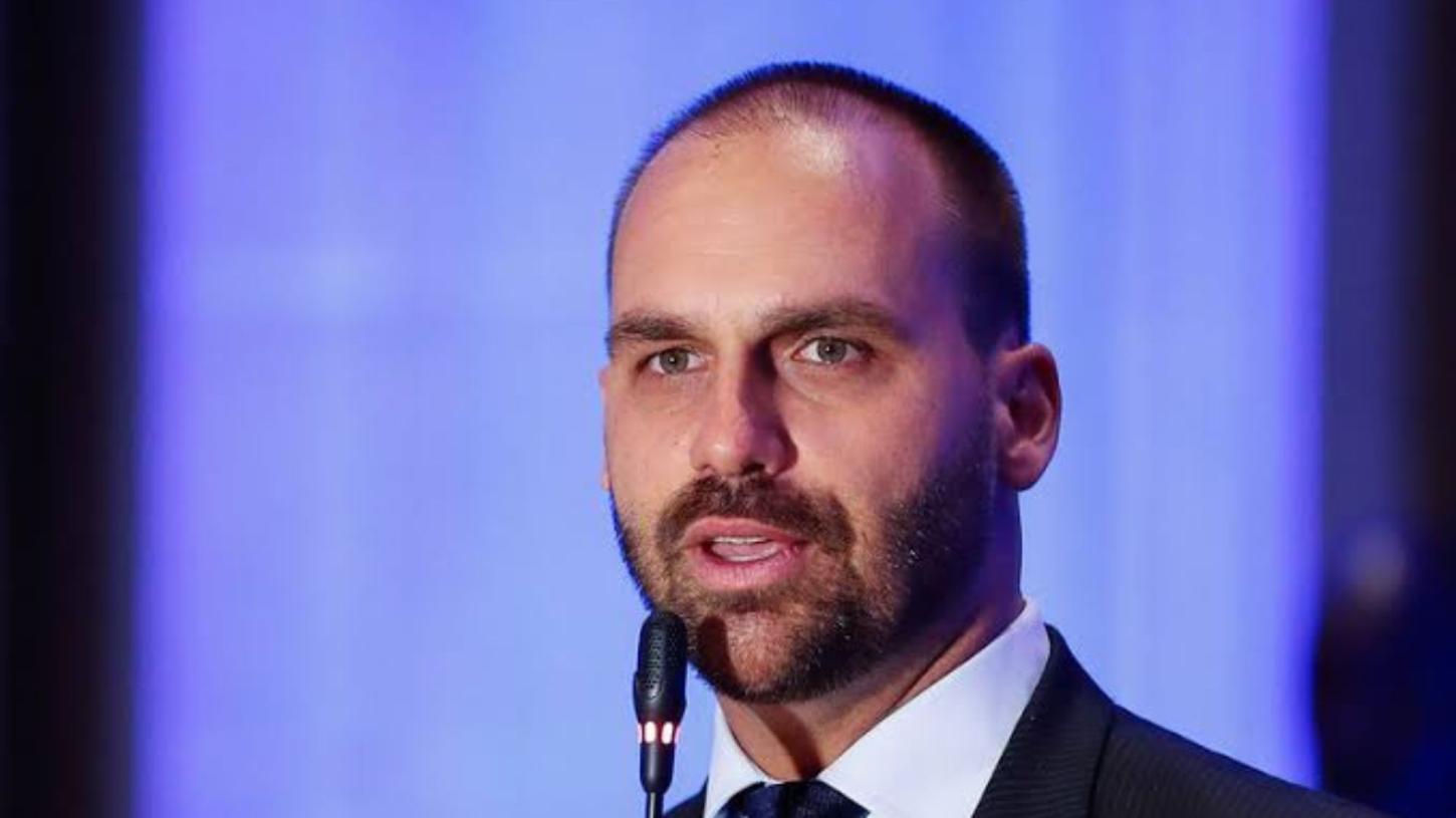 Eduardo Bolsonaro anuncia que vai tirar licença do mandato de deputado para morar nos EUA