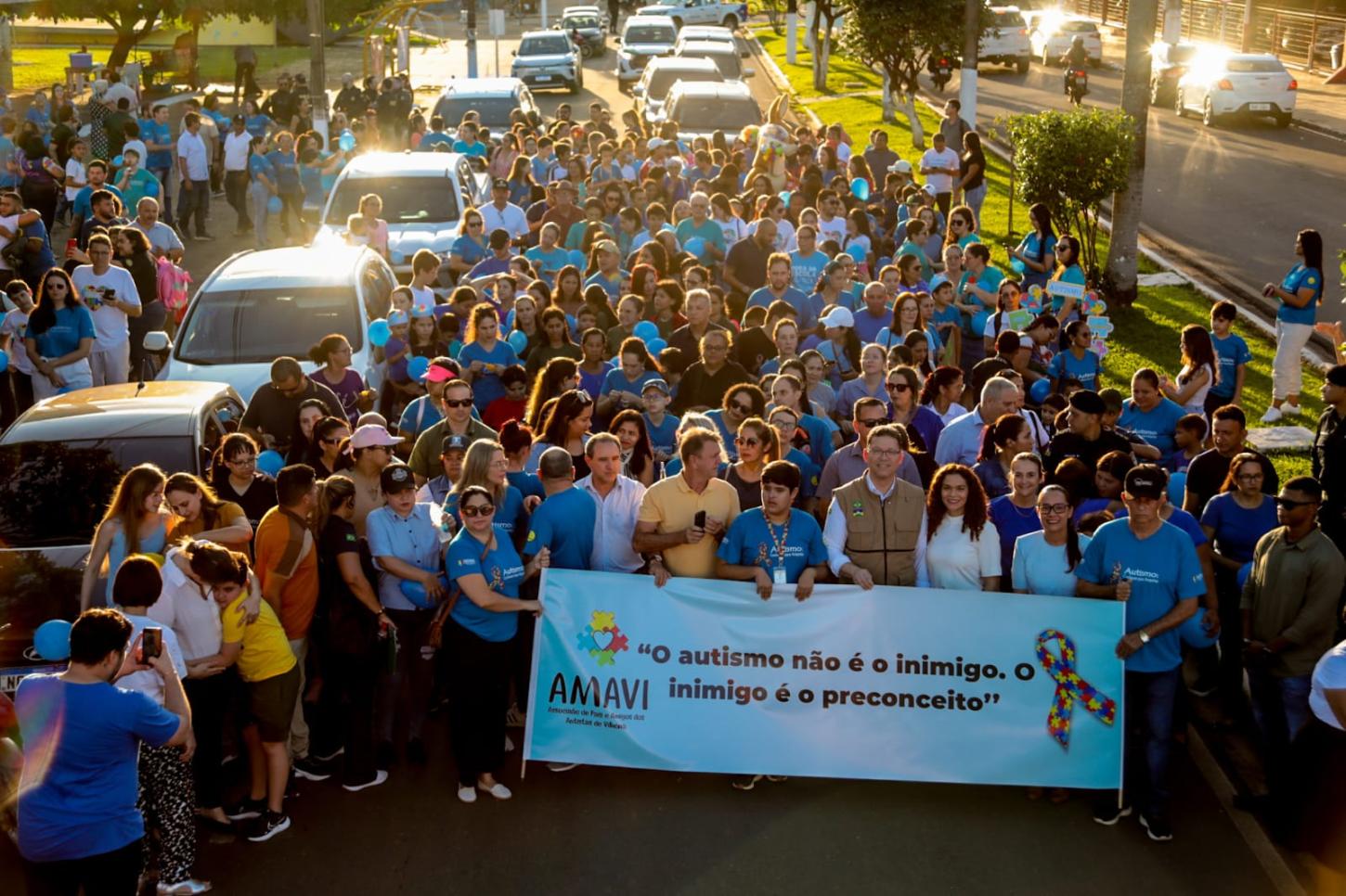 Governador  Marcos Rocha reforça apoio à causa autista com participação em caminhada de conscientização