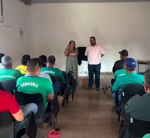 Vereadora Ellis Regina participa de reunião com servidores da Semagric para discutir reivindicações da categoria