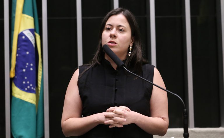 Comissão aprova projeto que pune gestor que não pagar piso salarial de professores