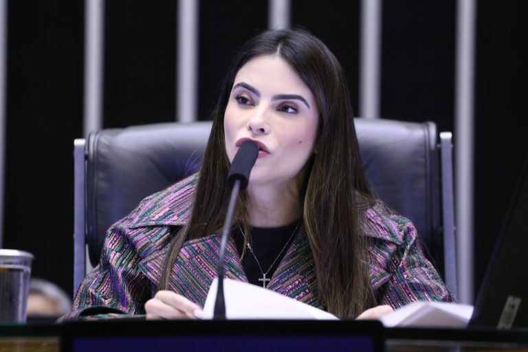 Projeto institui programa de apoio a famílias superendividadas